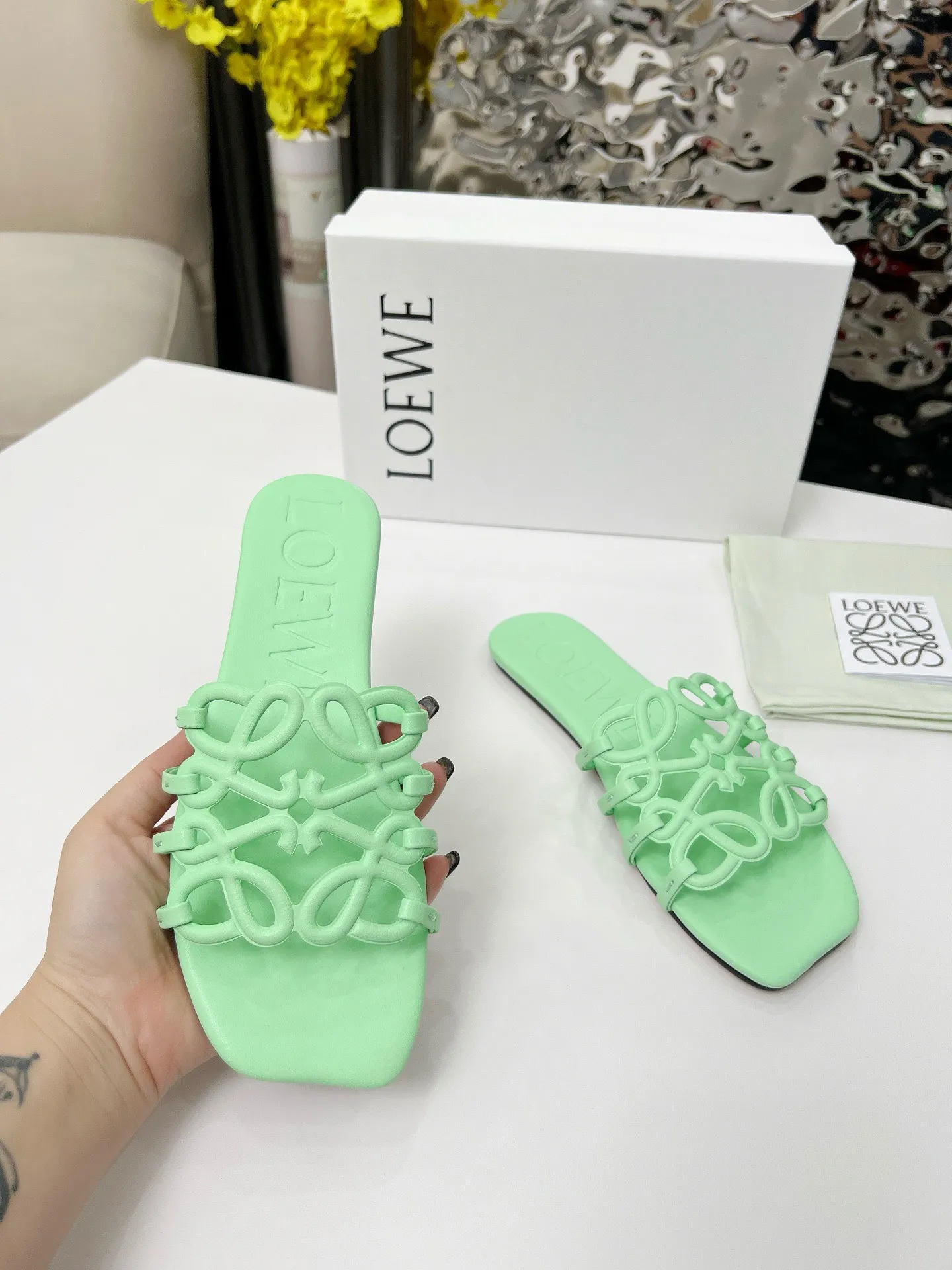 👟👟Ex-factory price 340👟👟 Genuine leather sole +40 LOEWE2025SS summer limited-edition hollow slippers, really easy to wear! ! ! Really highly recommended to all little fairies. Like a rubber sole. Genuine leather sole. 35-43
